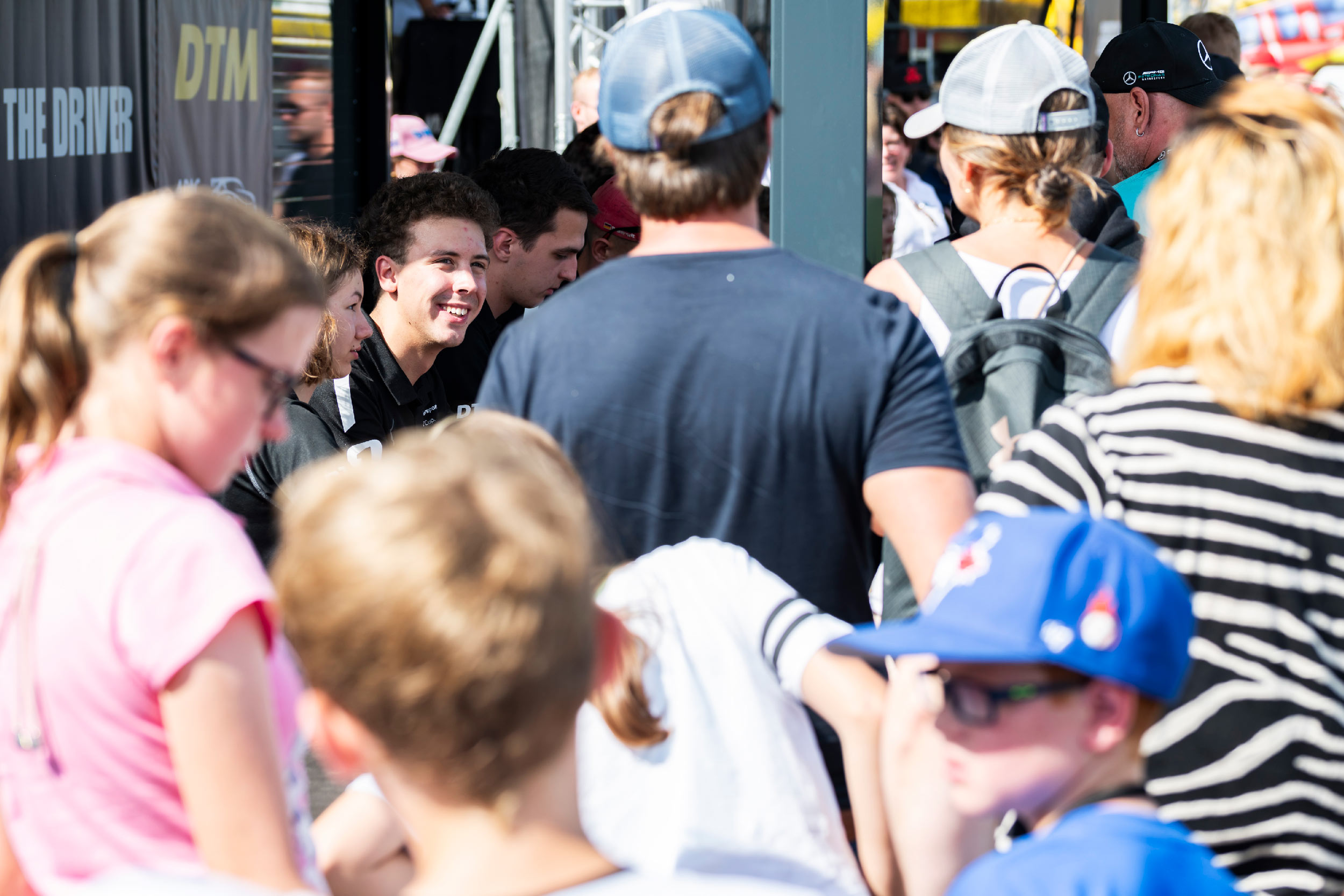 Autogrammsession mit Adrian Rziczny im DTM Fahrerlager