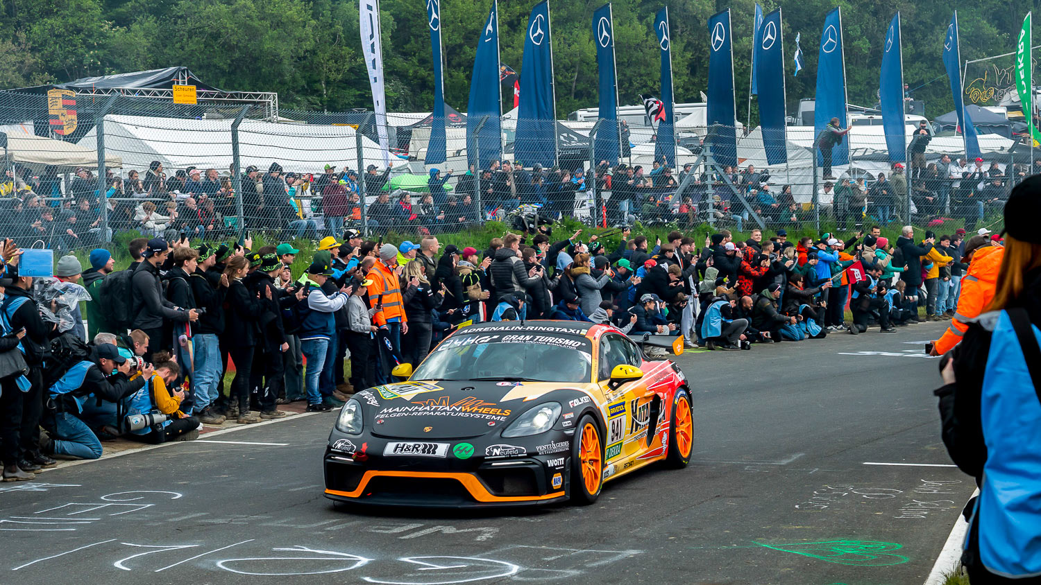Adrian Rziczny und sein Porsche Cayman von Adrenalin Motorsport bei den 24h am Nürburgring