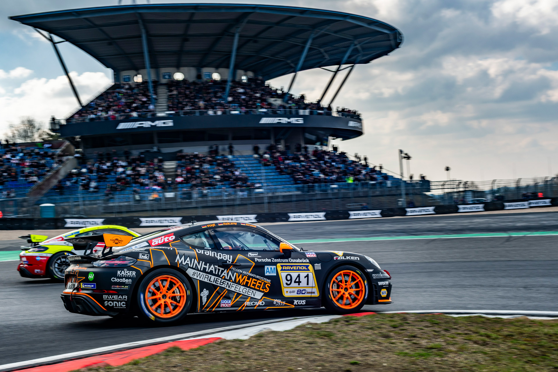 Adrian Rziczny und sein Porsche Cayman von Adrenalin Motorsport 2026 in der Nürburgring Langstrecken Serie