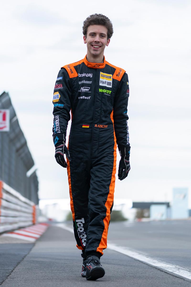 Adrian Rziczny fährt 2026 in der Nürburgring Langstrecken Serie und dem legendären 24h Nürburgring in einem Porsche 718 Cayman GT4 CS in der Klasse Cup3