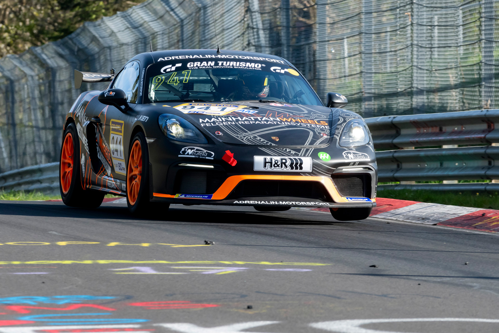 Adrian Rziczny und sein Porsche Cayman von Adrenalin Motorsport auf dem Sprung auf der Nordschleife 2026
